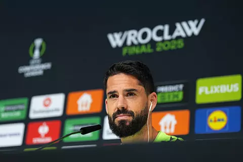 إيسكو: نهائي دوري المؤتمر الأوروبي سيكون صعب.. ومقتنعون بقدرتنا على الفوز أمام تشيلسي